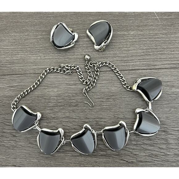 Vintage Silver Tone Thermoset Necklace & Clip On Earring Set. - Picture 2 of 3